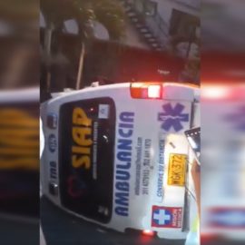 Conductor de ambulancia se volca después de provocar accidente de tránsito