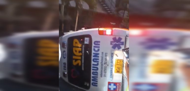 Conductor de ambulancia se volca después de provocar accidente de tránsito