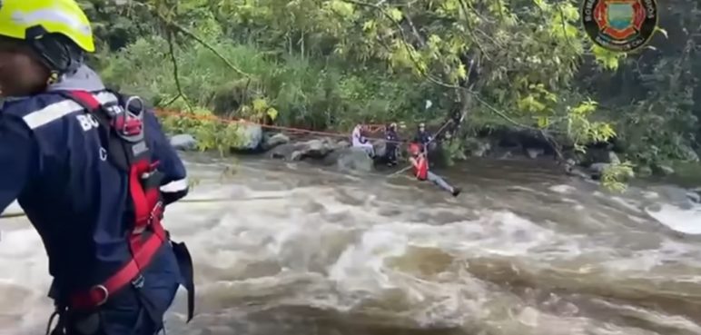 Rescatan a bañistas que fueron arrastrados por una creciente en el río Pance