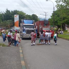 Estudiantes de Buenaventura bloquearon la vía de ingreso del Puerto