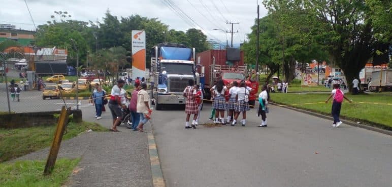 Estudiantes de Buenaventura bloquearon la vía de ingreso del Puerto