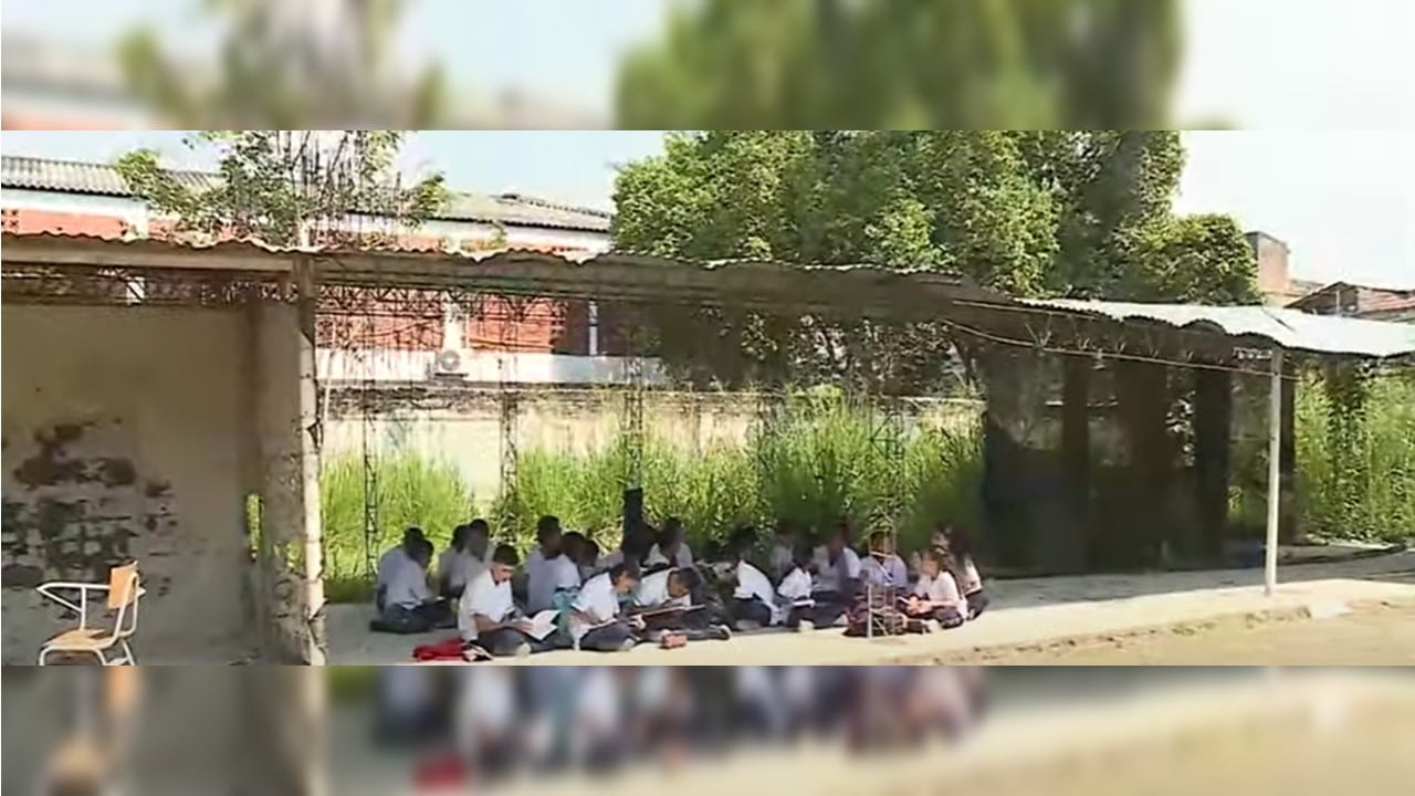 Estudiantes de colegio en Cali denuncian que ven clases en el piso y bajo el sol