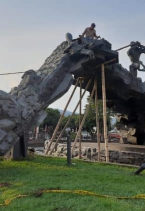 En imágenes: Alcaldía retiró Monumento a la Solidaridad para su restauración