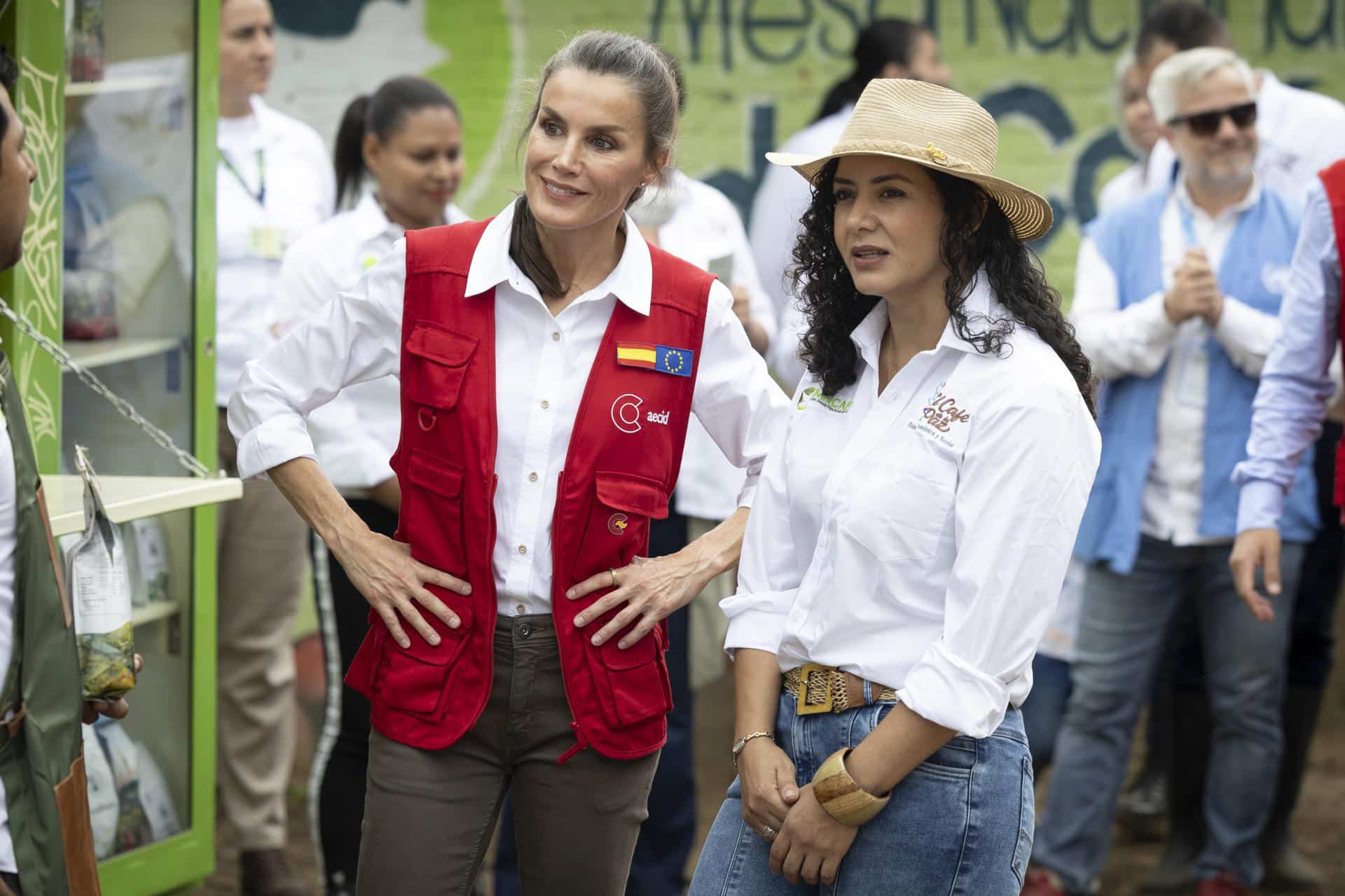 La reina Letizia saborea "el café de la paz" sembrado por exguerrilleros colombianos