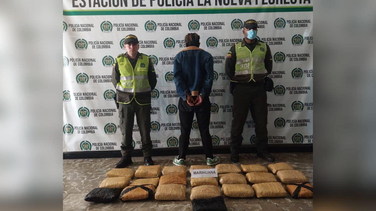 Taxista fue capturado por transportar 24 paquetes de marihuana