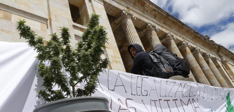 Colombia decide si legaliza la marihuana recreativa en un debate contrarreloj