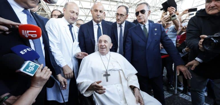 El papa Francisco tras ser dado de alta: "Estoy todavía vivo"