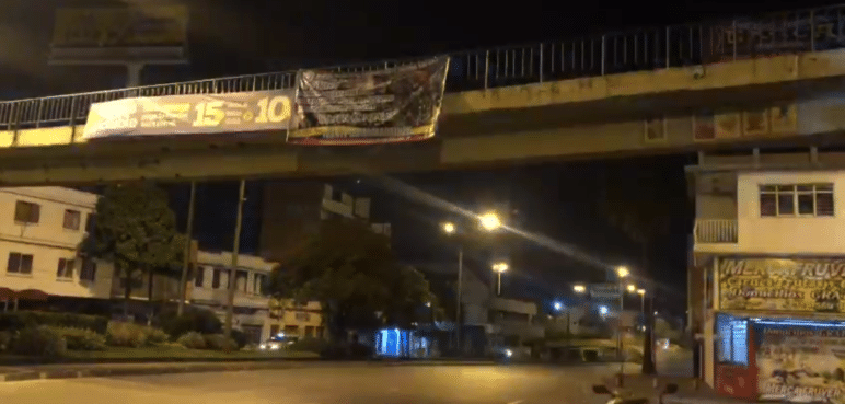 Hombre fue capturado cuando instalaba pancarta alusiva a las Farc en puente de Cali