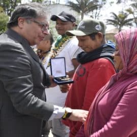 Petro condecoró a indígenas y militares que participaron en 'Operación Esperanza'