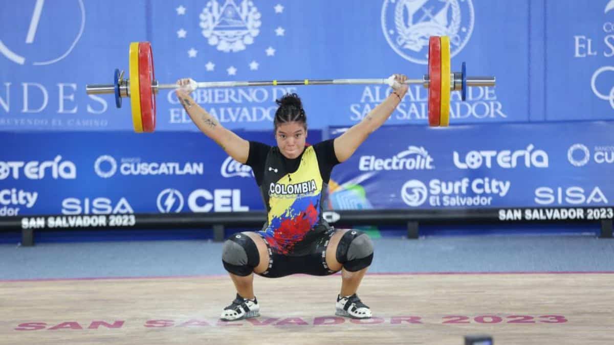 Orgullo Vallecaucano: Hellen Escobar se llevó dos medallas de oro en halterofilia