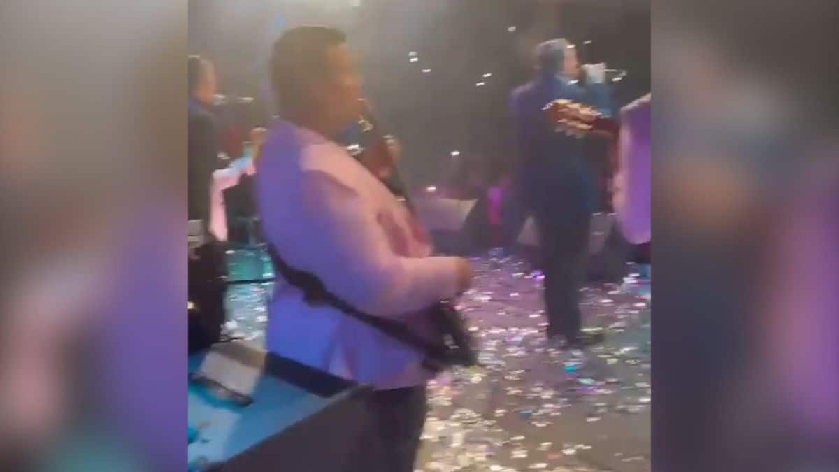 Hasta botellas volaron: Disturbios durante concierto de feria de Vijes