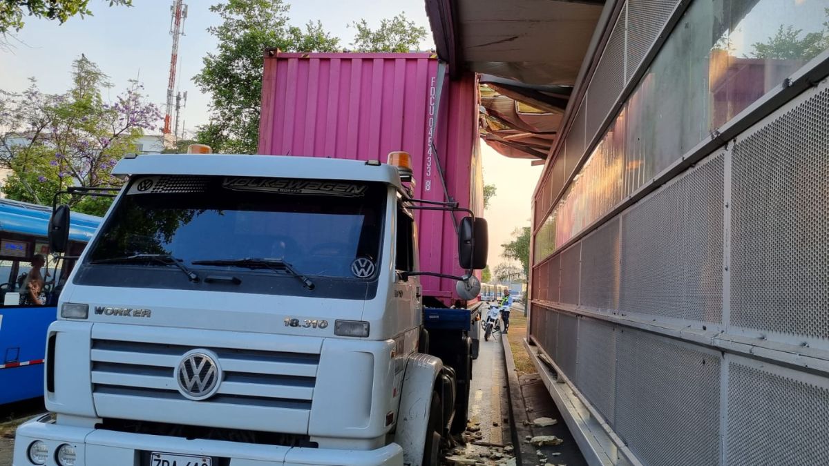 Video: Camión invadió el carril exclusivo del MÍO y quedó atascado en la estación