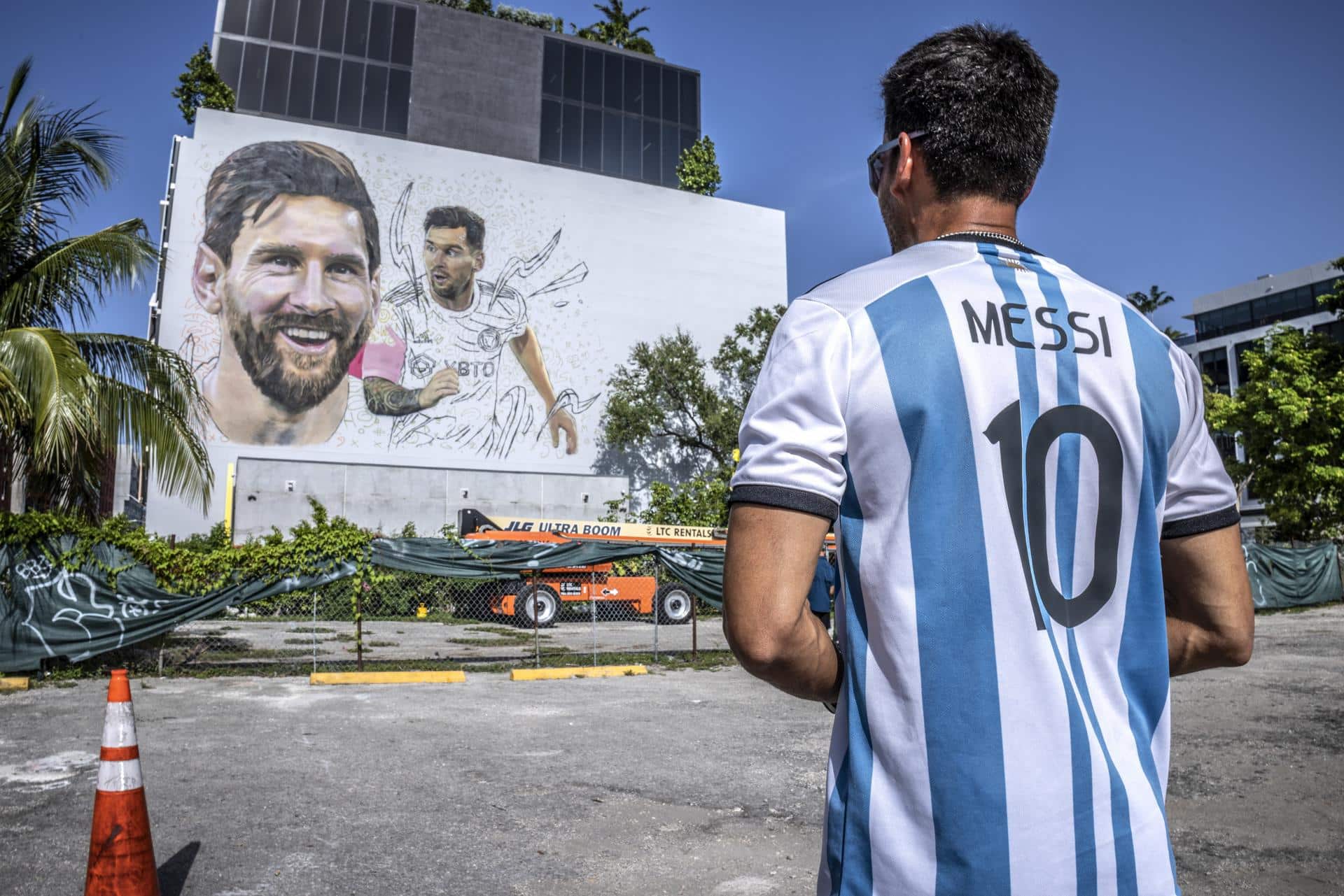 Un mural de 20 metros de un Messi sonriente le da la bienvenida a Miami
