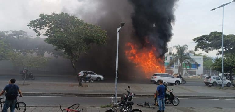 Grave incendio: Bus del MÍO y estación del norte de Cali resultaron quemados