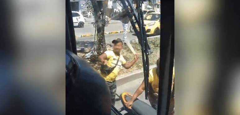 Nuevo caso de intolerancia: Motociclista atacó con machete un bus del MÍO