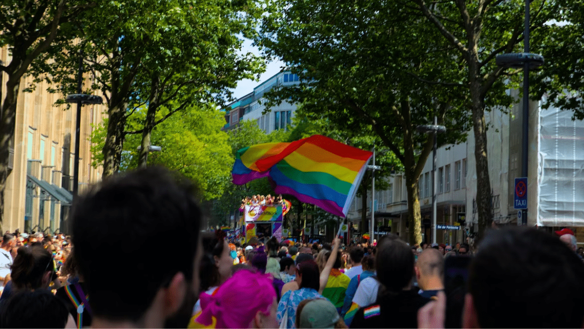 ¡En cada beso una revolución! Convocan a plantón por acto de homofobia