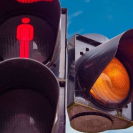 ¿Girar a la derecha con el semáforo en rojo está permitido? Aquí le contamos