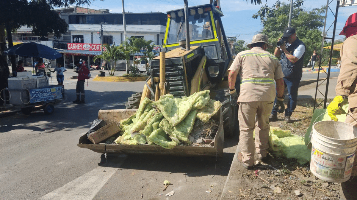 ¡Hasta colchones!: Emcali encontró gran cantidad de residuos en canal de agua