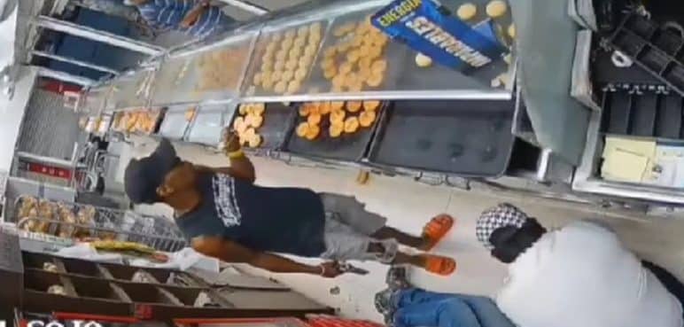 De no creer: Un ladrón se comió un pandebono mientras robaba una panadería