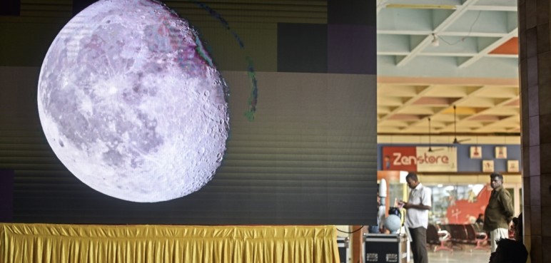 India publica las primeras imágenes de su misión espacial en la Luna