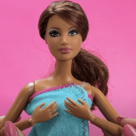 Video: Muñeca Barbie enseña cómo detectar el cáncer de mama