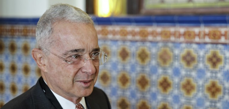 Fiscalía cita a Uribe por denuncia de calumnia contra una periodista