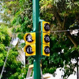 Avanza la instalación de los semáforos inteligentes en Cali: Esto dice movilidad
