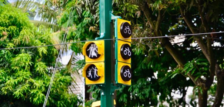 Avanza la instalación de los semáforos inteligentes en Cali: Esto dice movilidad