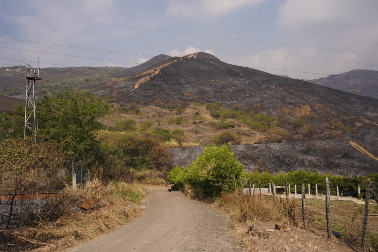 ¿Hasta cuándo? Más de 100 hectáreas de montaña quemadas tras incendio