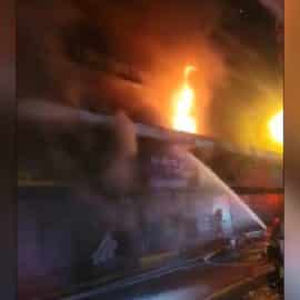Incendio estructural en reconocido establecimiento del centro de Cali se sigue combatiendo