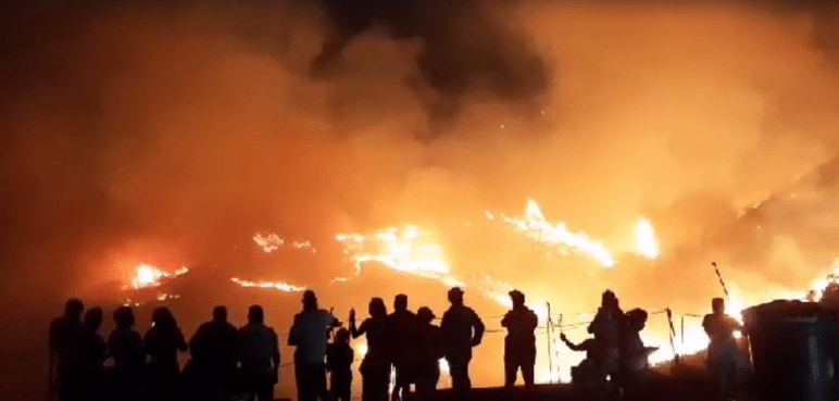 Video: Habitantes del norte de Cali apoyan labores para apagar gran incendio forestal