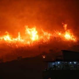 "No hemos ordenado evacuar": Alcalde de Cali ante incendio que amenaza viviendas