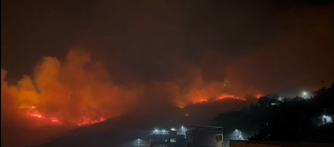 En imágenes: Así se combate el gran incendio forestal en Altos de Menga