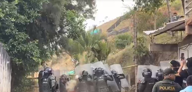 Video: Avanza desalojo en el cerro de la Antena. Hay dos personas heridas