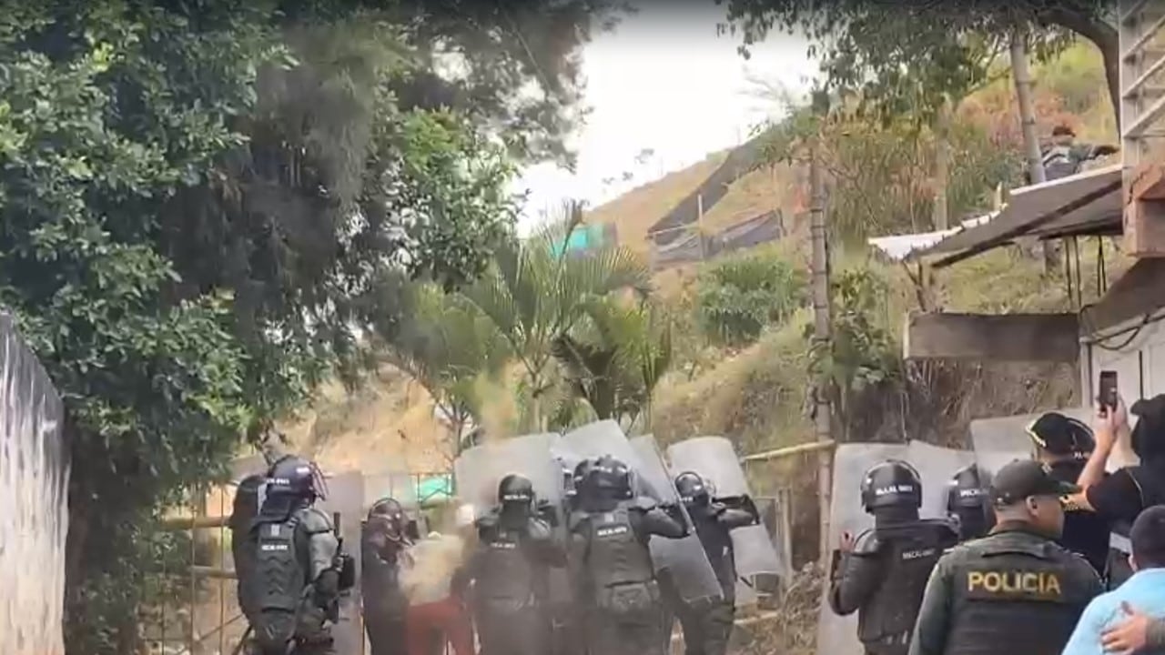 Siete civiles y cuatro patrulleros heridos en desalojo en el cerro de La Antena