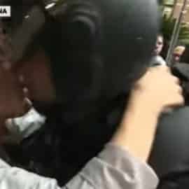 "Mi reacción fue de asco": Policía denunció el beso "no consentido" en una marcha