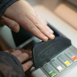 ¿Sabe qué hacer si el cajero automático le entrega un billete falso o roto?