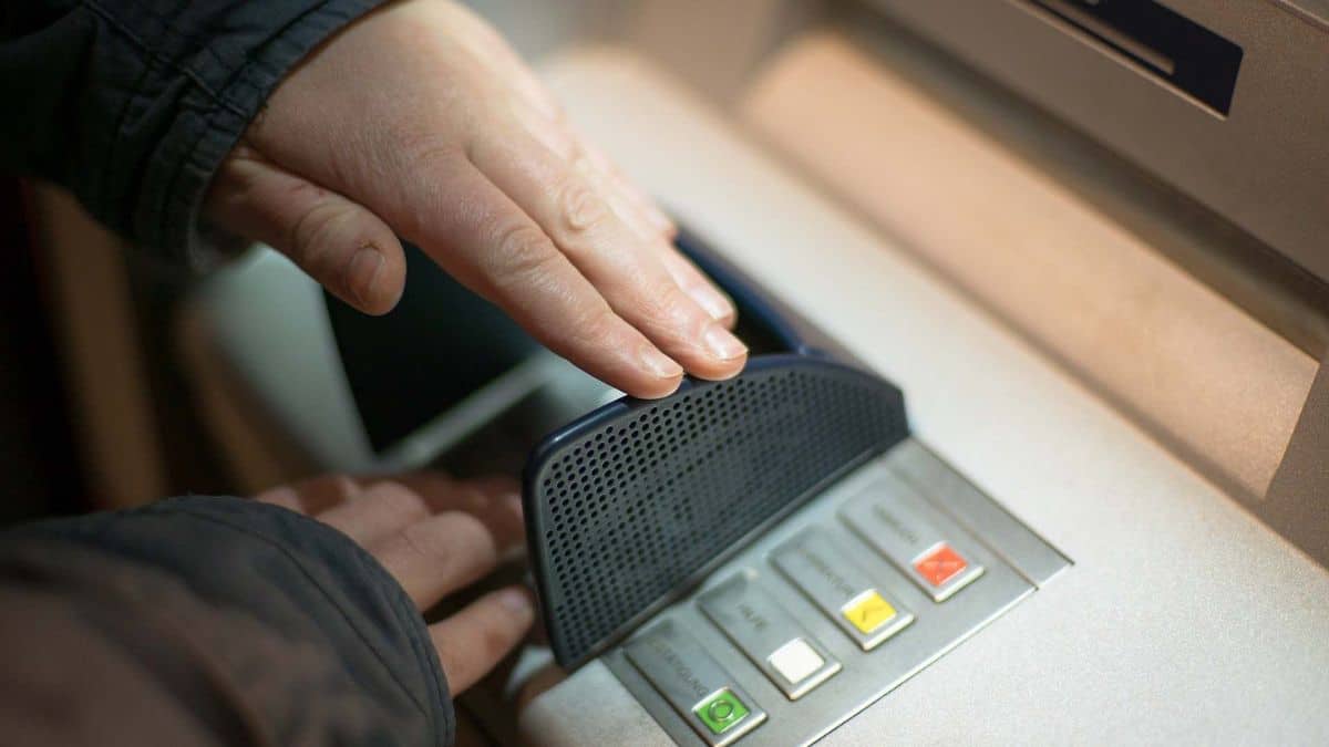 ¿Sabe qué hacer si el cajero automático le entrega un billete falso o roto?