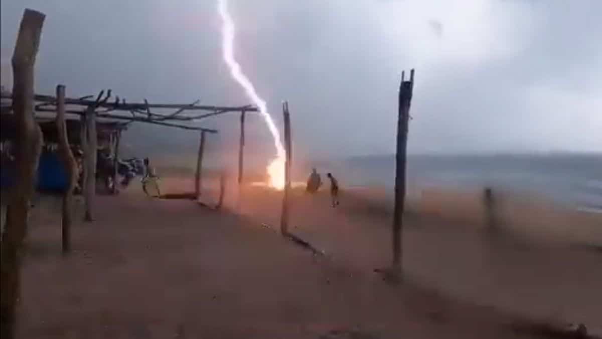 ¡Impresionante video! Rayo impactó en playa y mató a dos personas