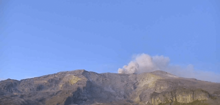 Video: Reportan expulsión de ceniza y sismos en el Volcán Nevado del Ruiz
