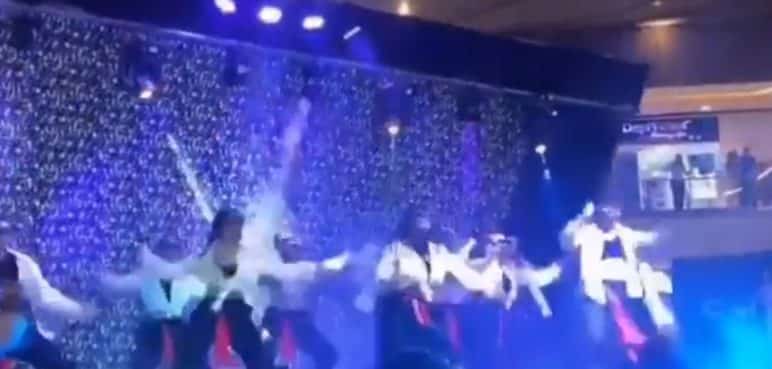 Video: Bailarines resultaron heridos tras caída de escenario sobre ellos