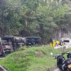 Camión perdió el control y se volcó sobre la vía Buenaventura - Buga