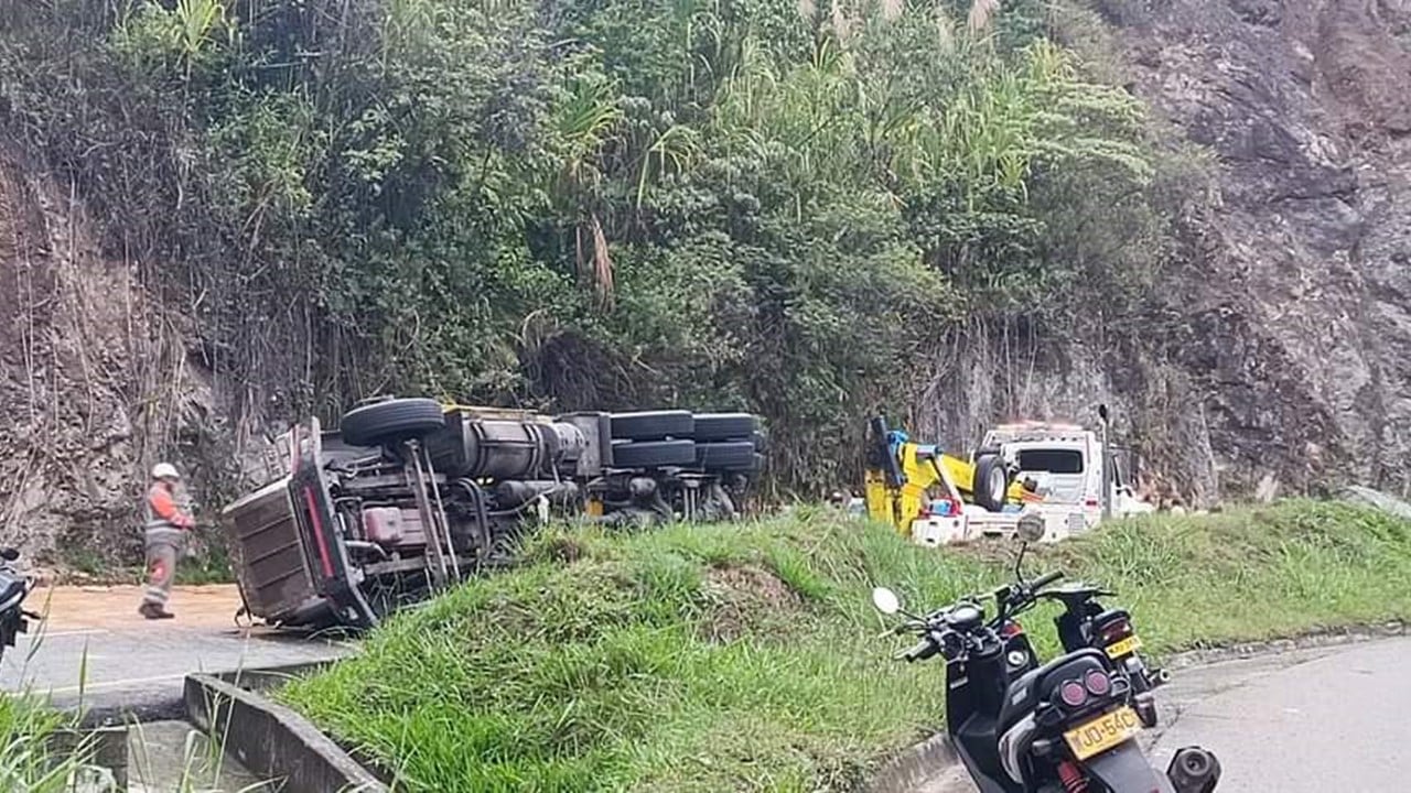 Camión perdió el control y se volcó sobre la vía Buenaventura - Buga