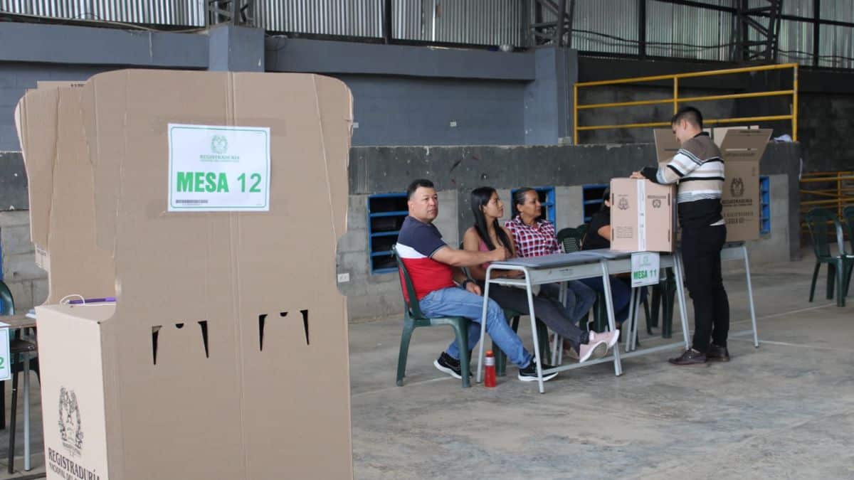 Gustavo Petro madrugó a votar para las elecciones regionales de 2023