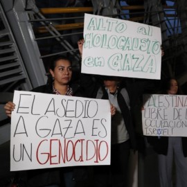Colombianos se reúnen en la embajada de Israel en Bogotá en apoyo a Palestina