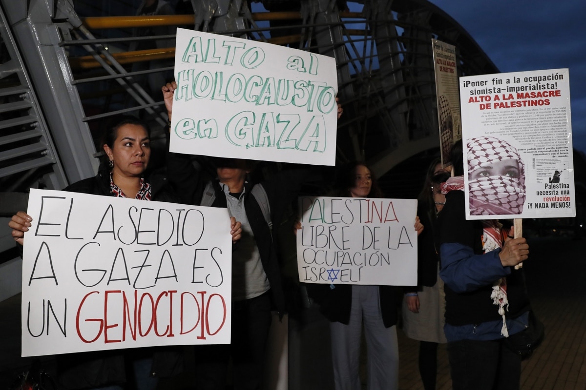 Colombianos se reúnen en la embajada de Israel en Bogotá en apoyo a Palestina