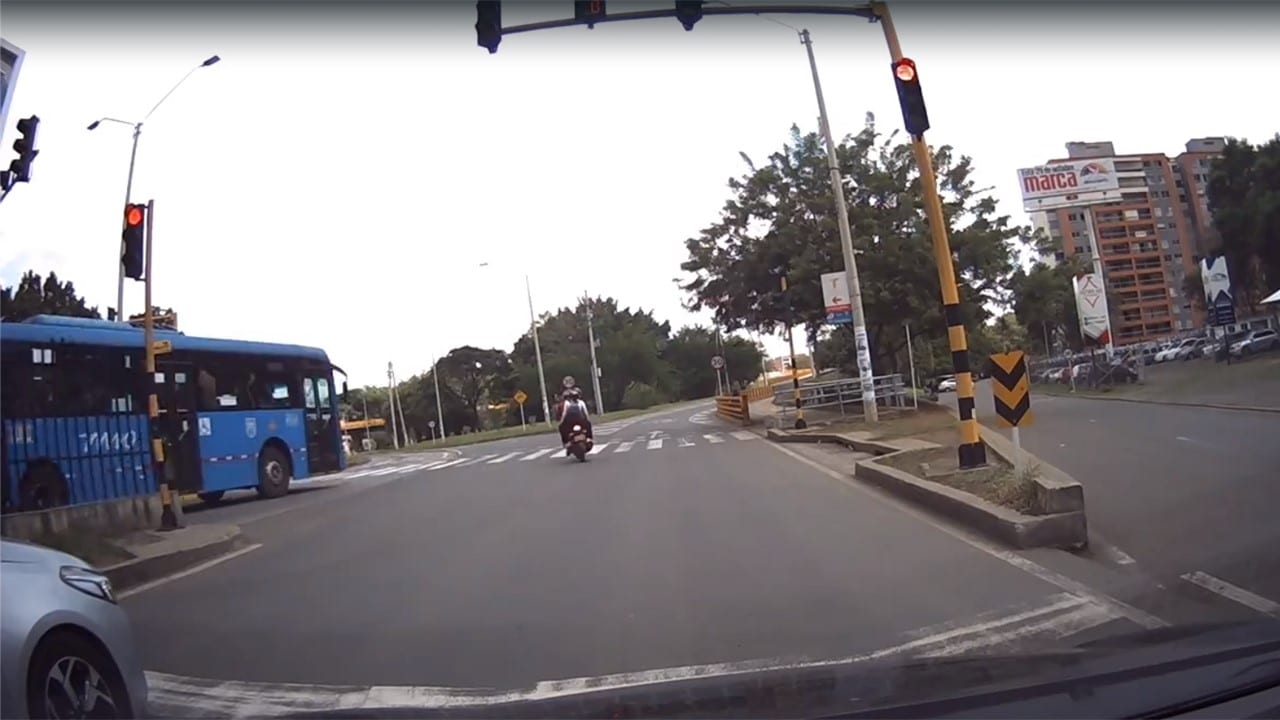 Fatal imprudencia: Se conoció impactante video del accidente entre moto y bus del MÍO