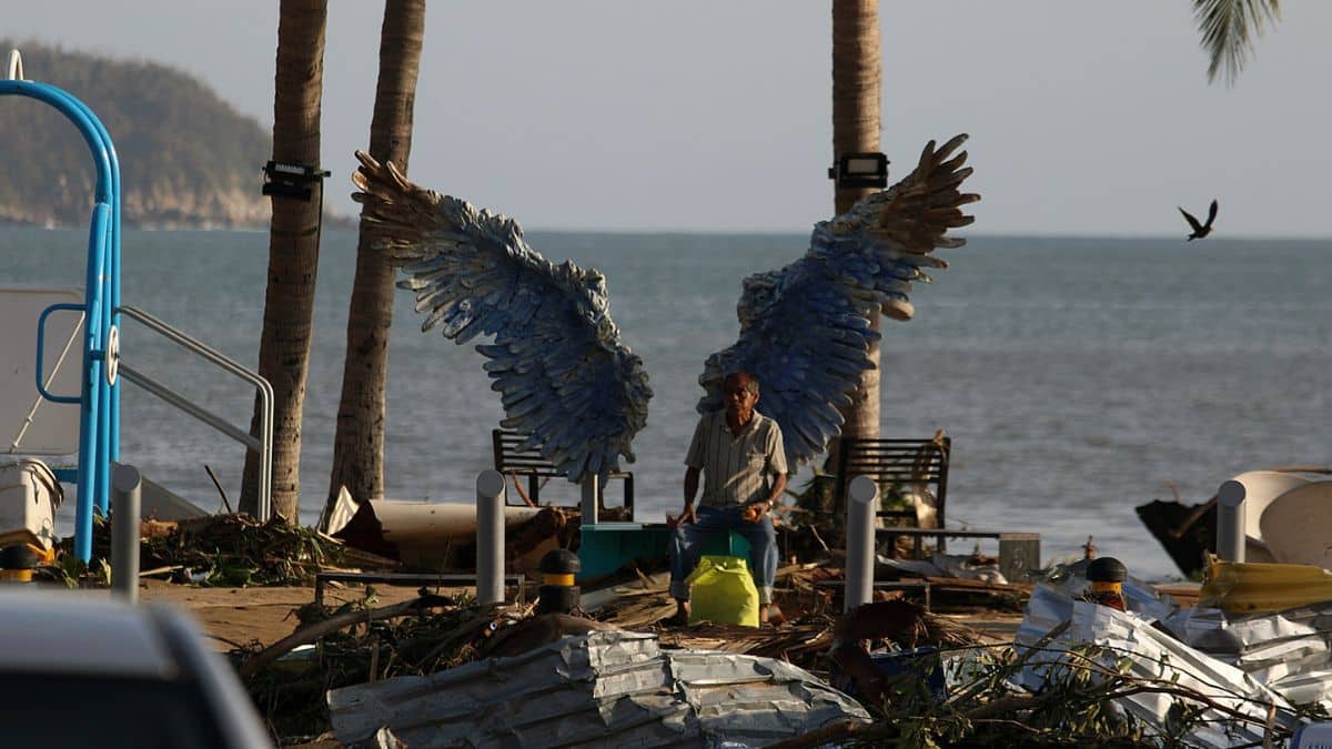 México abrirá puente aéreo para salida de turistas tras el paso de huracán Otis