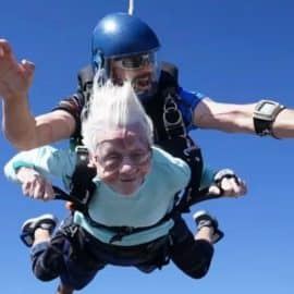 Murió la 'abuelita paracaidista': la persona más longeva en saltar entre las nubes