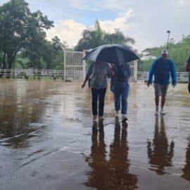 Ni la lluvia los detiene: Caleños siguen cumpliendo con la jornada electoral